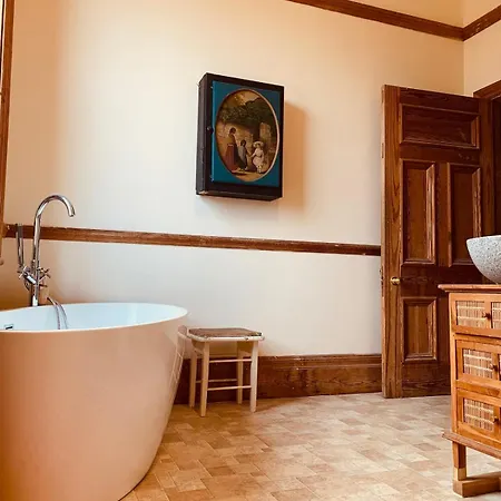 Large House Near And Whitby Willa *