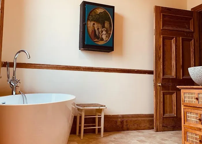 Large House Near And Whitby Willa *