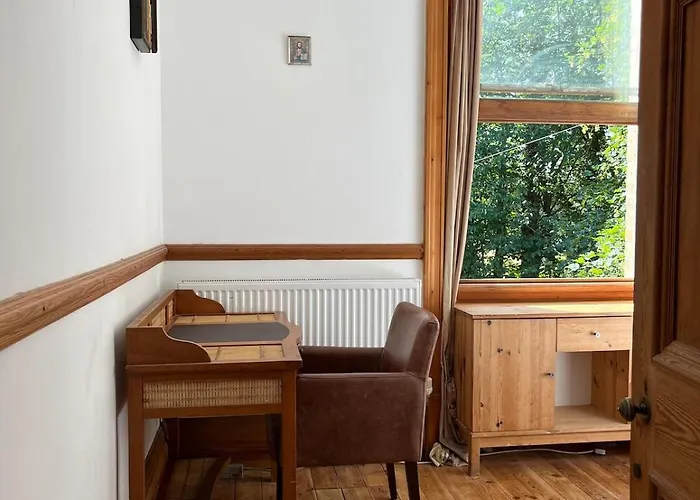 Large House Near And Whitby *