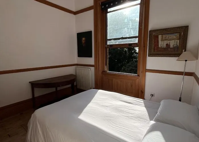 Large House Near And Whitby Willa *