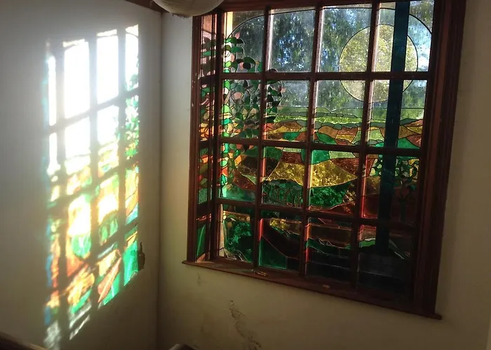 Large House Near And Whitby Willa